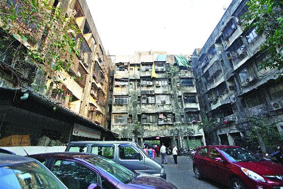 Market Committee Buildings in worst condition | बाजार समितीच्या इमारती बनल्या ‘जर्जर’