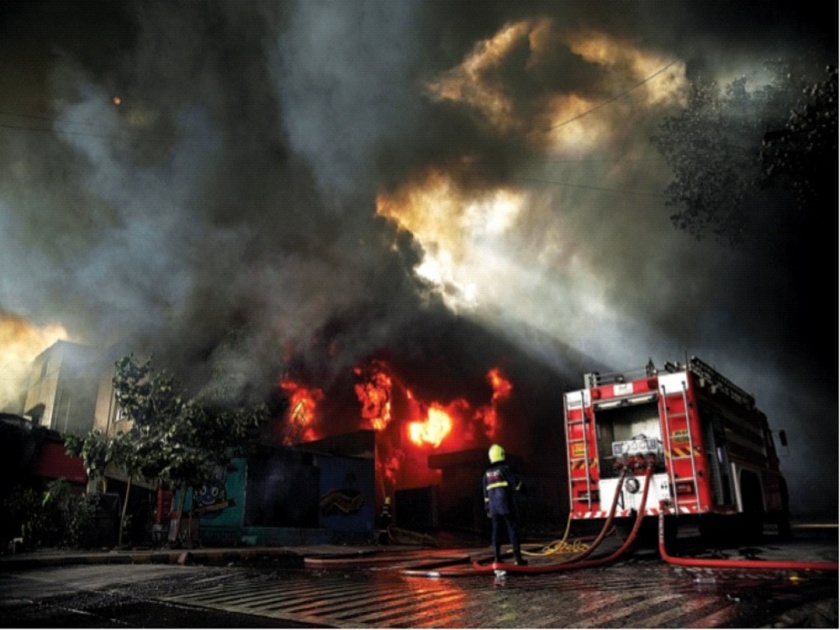 A huge fire in Navi Mumbai 6 factories burnt down friday afternoon | अग्नितांडव... नवी मुंबईत भीषण आग, ६ कारखाने जळून खाक