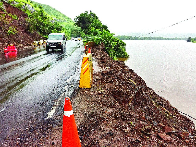 Traffic risk due to the broken ridge of Savitri river | सावित्री नदीवरील तुटलेल्या कठड्यामुळे वाहतुकीस धोका