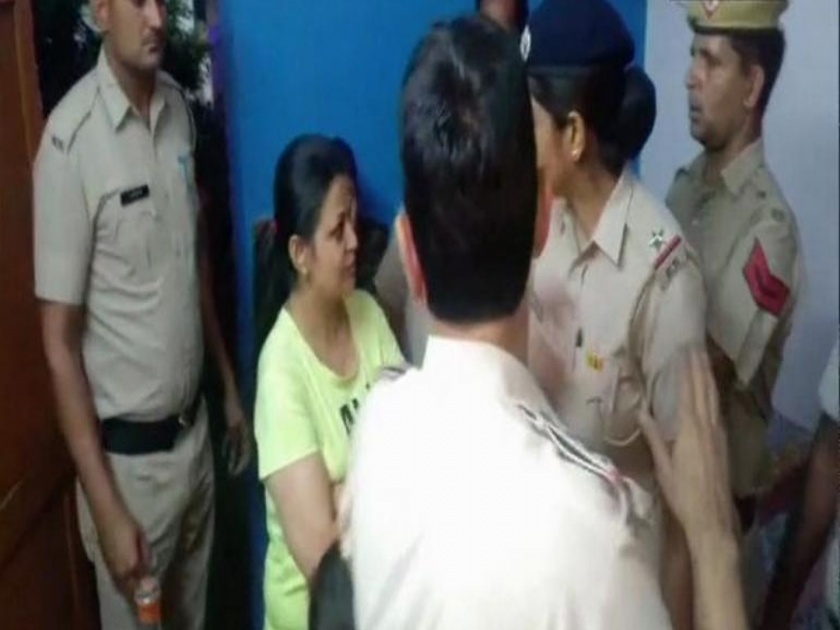 Woman detained for throwing slipper at Navjot Singh Sidhu | नवज्योतसिंग सिद्धूंच्या दिशेने महिलेने फेकली चप्पल; रॅलीत 'मोदी-मोदी'च्या घोषणा 