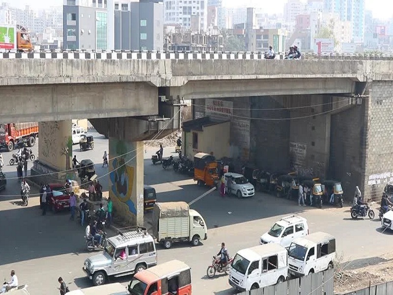 rumble street strips with directional signs navle bridge accident free murlidhar mohol | Pune Navale Bridge: नवले पूल अपघातमुक्त करण्यासाठी दिशादर्शक फलकासह बसवण्यात येणार रंबल स्ट्रीप पट्टे