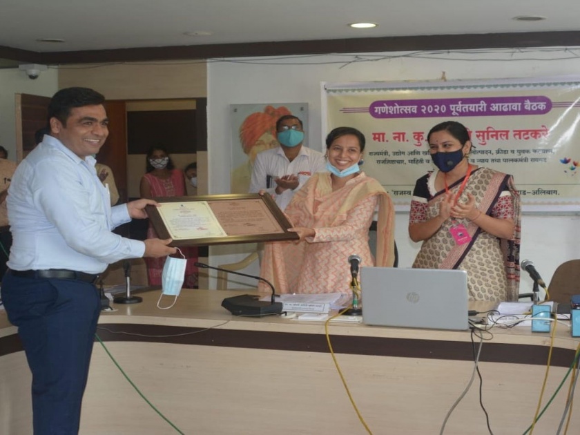 Panvel District Officer Dattatreya Navale felicitated by Raigad Guardian Minister Aditi Tatkare | प्रांताधिकारी दत्तात्रेय नवले यांचा पालकमंत्र्यांच्या हस्ते सत्कार; निसर्ग वादळ, कोविड काळात उत्कृष्ट कामगिरी