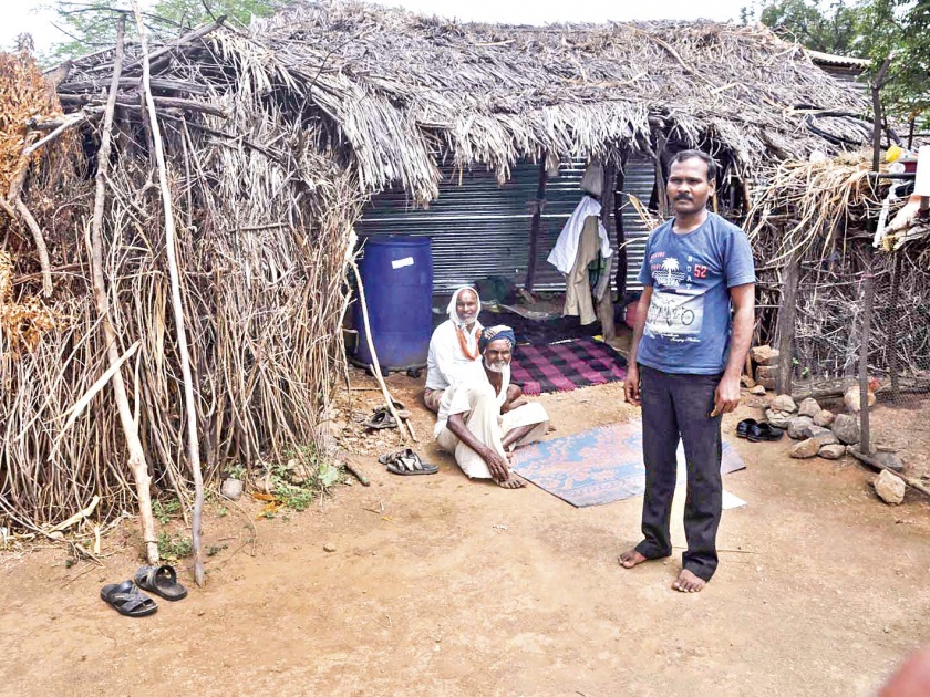 Navnath Gore's ‘Fesati’, novel on farmers’ troubles, wins Yuva Sahitya Akademi award- a report from his drought affected villeage | युवा साहित्य अकादमी पुरस्कार मिळवणार्‍या नवनाथ गोरेच्या कुडाच्या घरात उगलडणारी ‘फेसाटी’