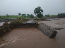 There was heavy rainfall in Nawapur taluka, fear of one being carried, many people were caught | नवापूर तालुक्यात पावसाचा हाहाकार, एकजण वाहून गेल्याची भिती, अनेक जणावरे दगावली