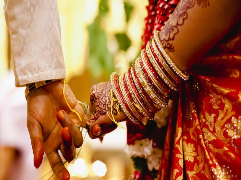 couple arrested in Pune who were doing robbery in Marriage halls | वऱ्हाडी असल्याचे भासवत लग्नात चोऱ्या करणारे बंटी बबली गजाआड