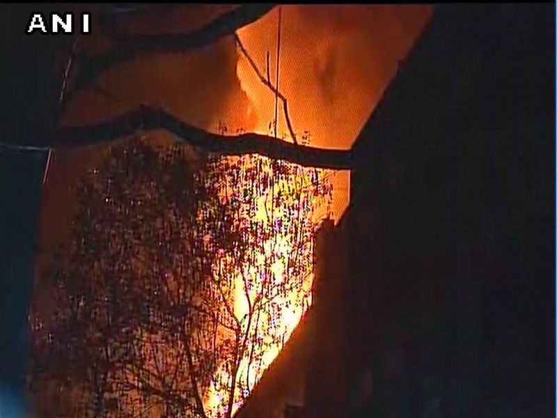mumbai fire broke out in navrang studio in lower parel | मुंबई : लोअर परळमधील नवरंग स्टुडिओत आग, अग्निशमन दलातील एक अधिकारी जखमी