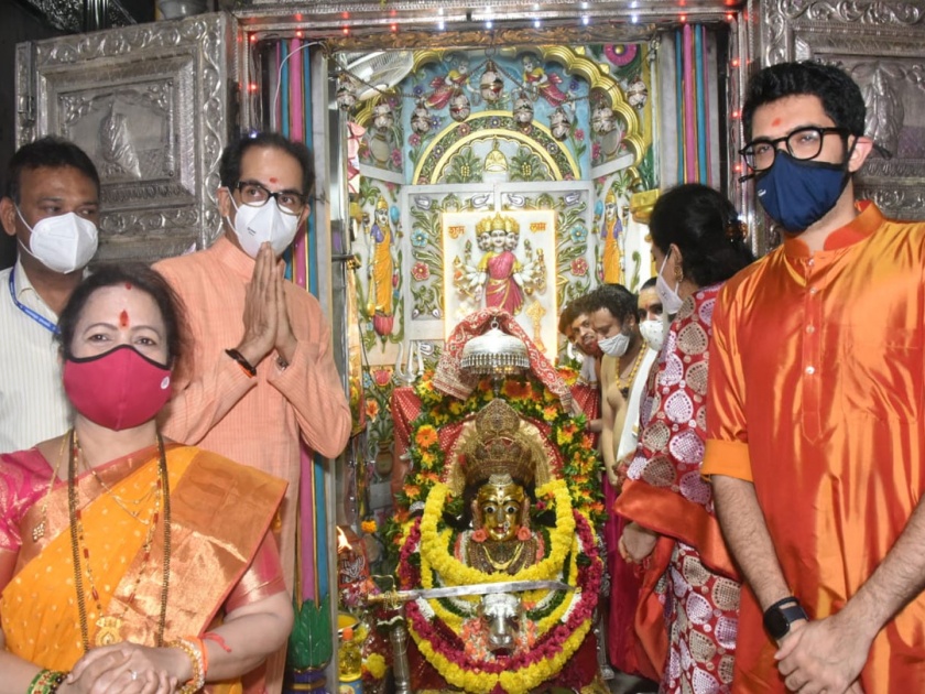 cm uddhav thackeray visits mumbadevi mandir with his family on ghatasthapana navratri 2021 | Navratri 2021: “कोरोनाचे सावट कायमसाठी जाऊ दे”; CM उद्धव ठाकरेंची मुंबादेवीचरणी प्रार्थना, सहकुटुंब घेतले दर्शन