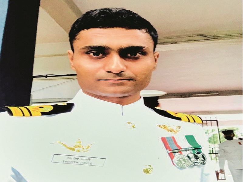 Lieutenant Commander of Ahmedpur Shirish Pawale received Naval Medal | अहमदपुरचे लेफ्टनंट कमांडर शिरीष पावले यांना नौसेना पदक