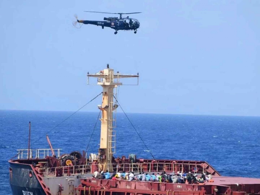 Dramatic operations on high seas by Indian Navy rescues hijacked vessel MV Ruen arrests 35 Somali pirates | भारतीय नौदलाचा समुद्रात थरार; ११० दिवसांपासून हायजॅक जहाजातील १७ क्रू मेंबर्सची केली सुटका