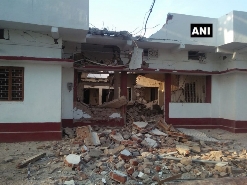 BJP leader Anuj Kumar Singh in Dumariya blasted with dynamite by Naxals last night | नक्षलवाद्यांनी डायनामाइट लावून उडवले भाजपा नेत्याचे घर 