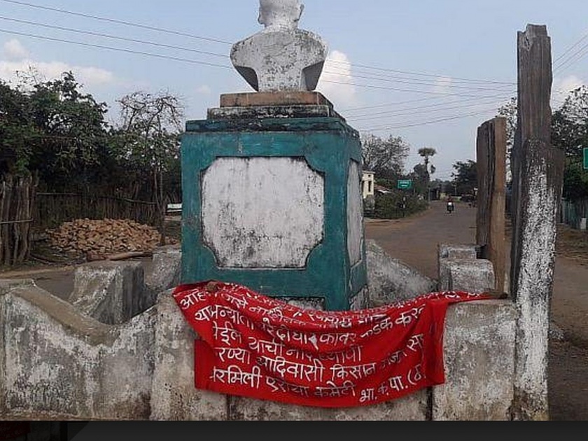 A banner erected by the Maoists on the statue of Gandhiji | गांधीजींच्या पुतळ्यालाच नक्षलवाद्यांनी बांधले बॅनर  