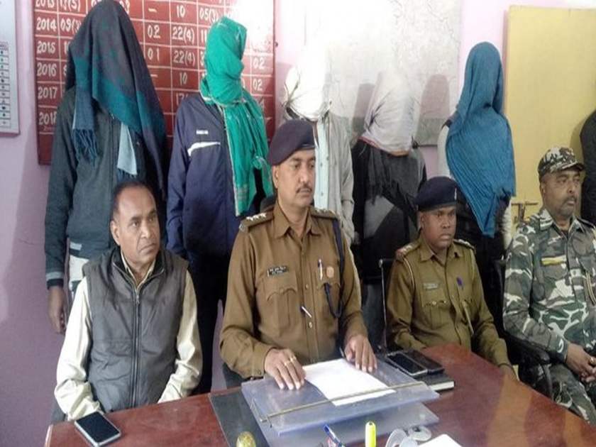 Police arrested five Naxalist in Jharkhand | झारखंडमध्ये पाच नक्षलवाद्यांना पोलिसांनी केले जेरबंद  
