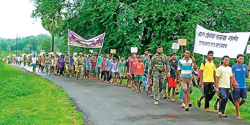 Tribulation courage against Naxal | नक्षलविरोधात आदिवासींची हिंमत