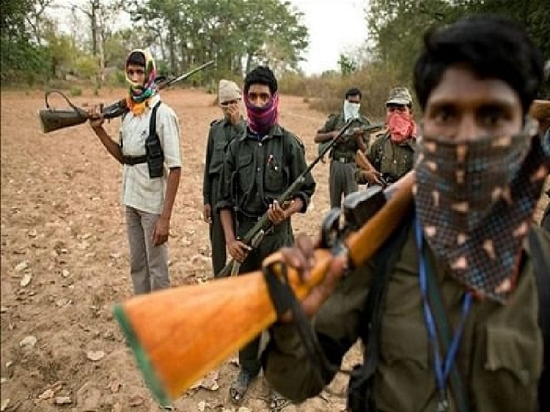 Forty-three Naxalites including a Naxalite commander and nine women surrendered in Chhattisgarh sukama district | नक्षलवादी संघटनेच्या कमांडर आणि 9 महिलांसह 43 नक्षलवाद्यांनी केलं आत्मसमर्पण