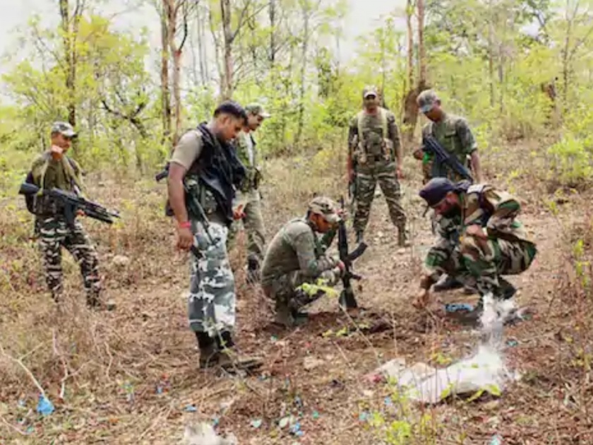 dantewada police says 13 Naxals surrendered as part of Lon Varratu campaign | दंतेवाडा जिल्ह्यात १३ नक्षलवाद्यांचे आत्मसमर्पण; तीन जणांवर होते एक-एक लाखाचे बक्षीस