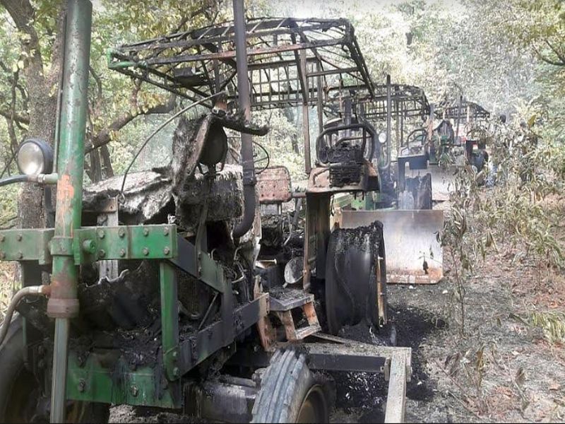 Naxalite fire 16 vehicles on the construction of the road | नक्षल्यांनी जाळली रस्ता बांधकामावरील १६ वाहने
