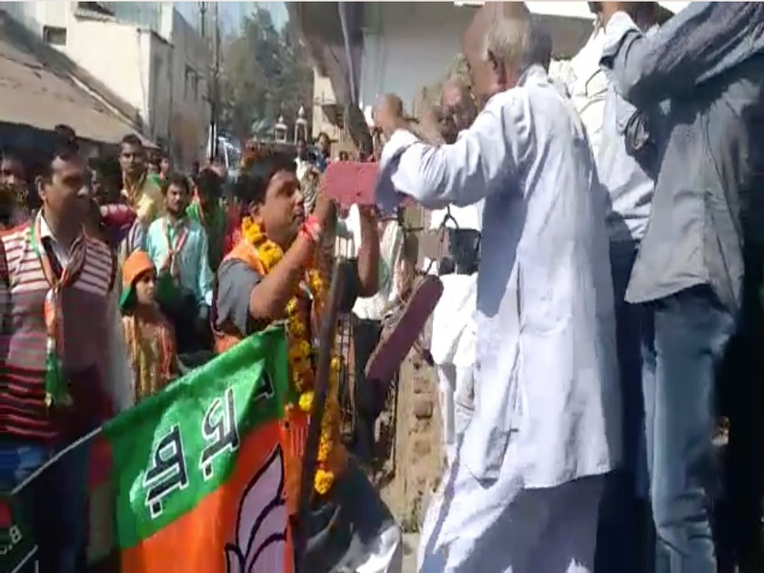 lok sabha elections 2019 kaithal people protests against nayab saini while campaig | Video - भाजपाचे उमेदवार नायब सैनी यांचे गावकऱ्यांनी चप्पलांचा हार घालून केले स्वागत 