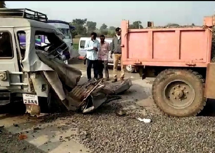Wife killed and husband injured in a tractor-jeep crash in Muktainagar taluka | मुक्ताईनगर तालुक्यात ट्रॅक्टर-जीप अपघातात पत्नी ठार, पती जखमी