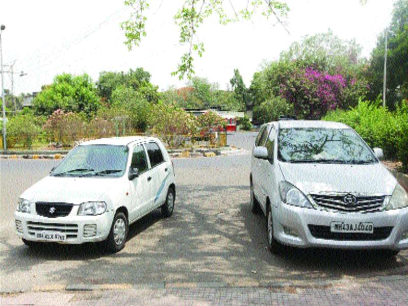 Illegal parking in Nerul bus depot | नेरुळ बस डेपोमध्ये बेकायदा पार्किंग