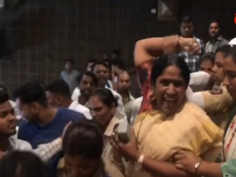 NCP women beaten up in Pune; Case filed against BJP workers | पुण्यात राष्ट्रवादीच्या महिलांना मारहाण करणं भोवलं; भाजप कार्यकर्त्यांवर गुन्हा दाखल