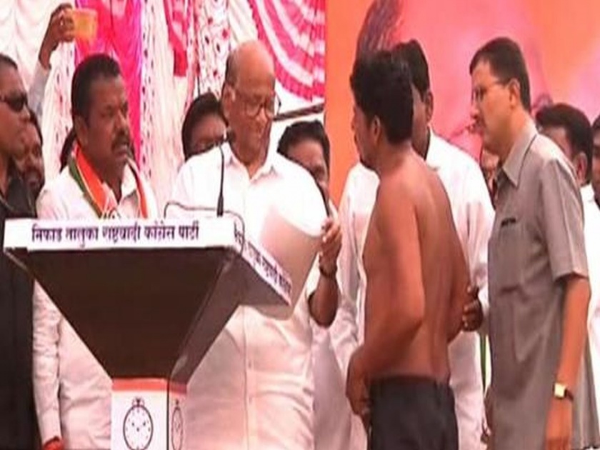 Video: youth came shirtless in sharad pawar rally and give narration letter | Video: अर्धनग्न तरुणाचं पवारांना निवेदन, सरकारवर दडपशाहीचा आरोप