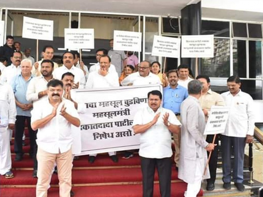 opposition accuses multi crore land scam agitates against chandrakant patil | महसूल मंत्र्यांनीच महसूल बुडवला; चंद्रकांत पाटील यांच्याविरोधात विरोधक आक्रमक