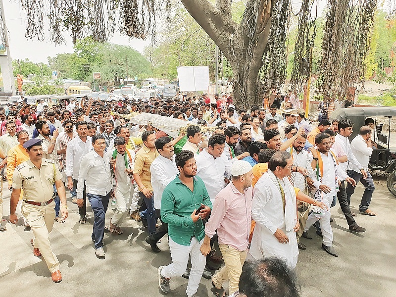 'Narendra ... Devendra, Center of Unemployment'; Nationalist Youth Congress's agitation in Aurangabad | ‘नरेंद्र...देवेंद्र, बेरोजगारीचे केंद्र’; राष्ट्रवादी युवक काँग्रेसने काढली पदव्यांची अंत्ययात्रा
