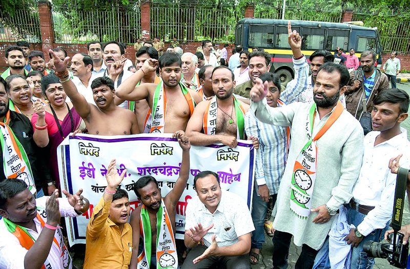 NCP opposes ED action against Pawar in Nagpur | पवारांवरील इडी कारवाईचा राष्ट्रवादीकडून नागपुरात विरोध