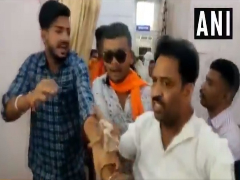 Clashes broke out during BJP candidate Sadhvi Pragya Singh Thakur's roadshow in Madhya Pradesh capital Bhopal | साध्वी प्रज्ञा सिंहांच्या 'रोड शो'त गोंधळ; काळे झेंडे दाखवणाऱ्या NCPच्या कार्यकर्त्यांना मारहाण 