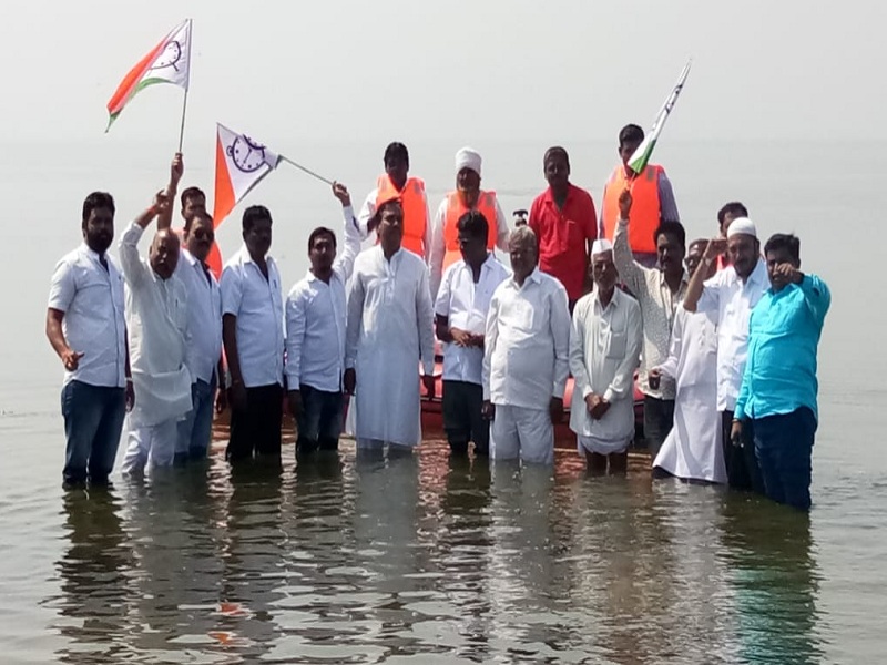 NCP's Jal Aandolan in Jayakwadi dam for water demand from Nashik and Nagar | नाशिक,नगरमधून पाणी सोडा; राष्ट्रवादी काँग्रेसचे जायकवाडी धरणात जल आंदोलन