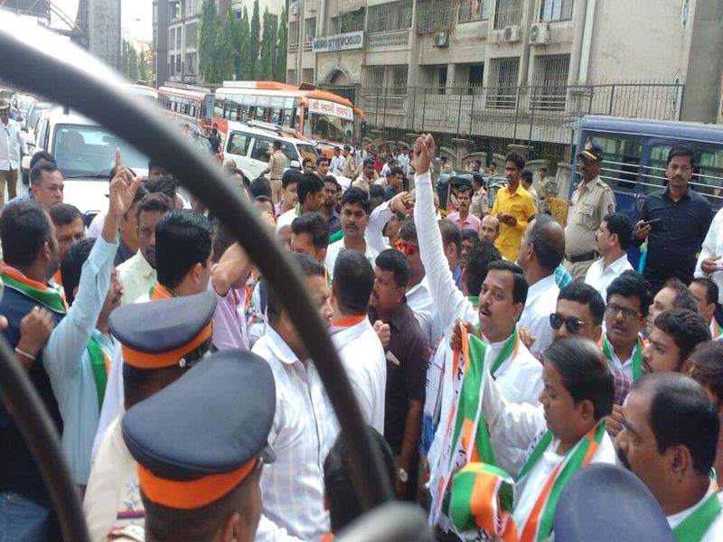 NCP Protest Against toll collection on Anand Nagar plaza in Mulund | Video : टोलवसुली बंद करण्याच्या मागणीसाठी राष्ट्रवादी काँग्रसेचं आंदोलन