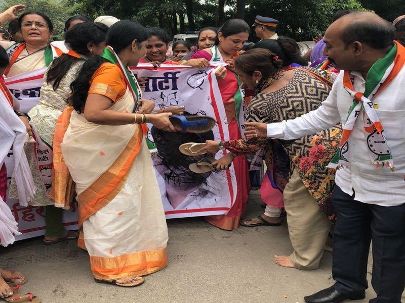Mumbai : NCP's women workers Protest outside BJP MLA Ram Kadam's House | राष्ट्रवादीच्या महिला कार्यकर्त्यांची राम कदमांच्या घराबाहेर जोरदार निदर्शनं