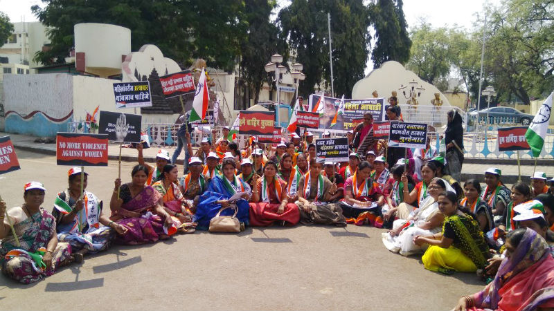 Silent movement of the women's day Nationalist Women's Front in Solapur | महिला दिनी राष्ट्रवादी महिला आघाडीचे सोलापूरात मूक आंदोलन