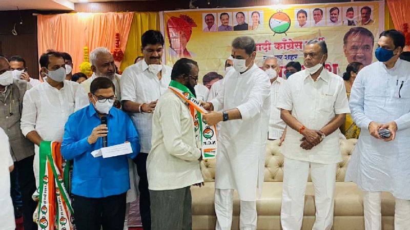 NCP's blow to Shiv Sena in Nagpur; 40 activists left Shivbandhan and built a clock | शिवसेनेला राष्ट्रवादीचा झटका; ४० कार्यकर्त्यांनी शिवबंधन सोडून हाती बांधले घड्याळ