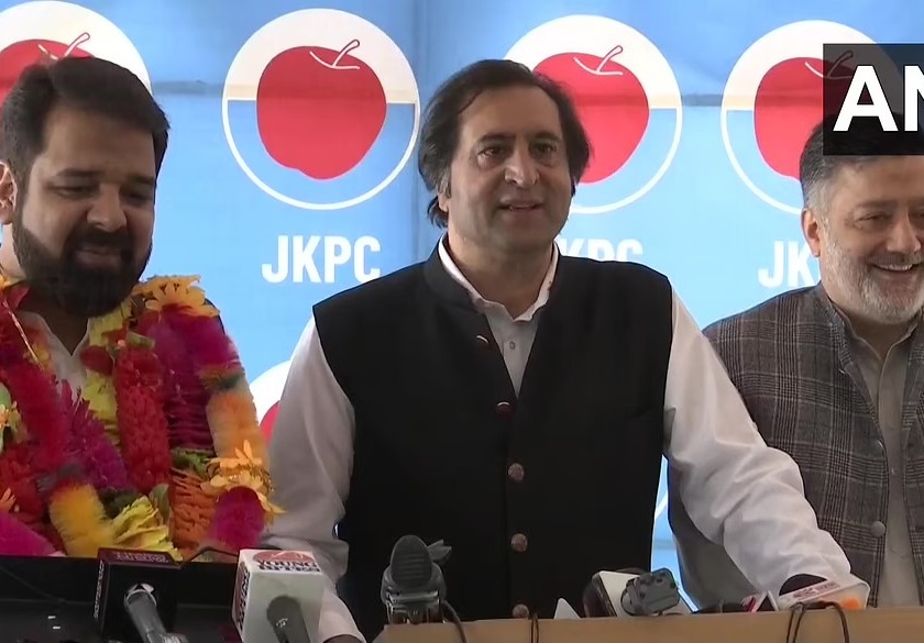Jammu Kashmir : In Kashmir, Farooq Abdullah get shocked by hilal rather, the son of a former minister left the party of national conferance | Jammu Kashmir : काश्मीरच्या राजकारणात मोठा भूकंप, हिलाल रथीर यांचा फारुक अब्दुल्लांना दे धक्का