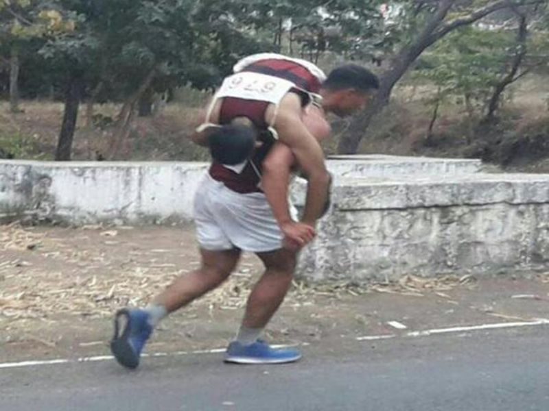 NDA cadet carried his injured buddy 2.5 kms on his back | जखमी साथीदाराला खांद्यावर घेऊन 2.5 किमी धावला NDA जवान, लष्कराच्या अधिका-यांनीही ठोकला सॅल्यूट