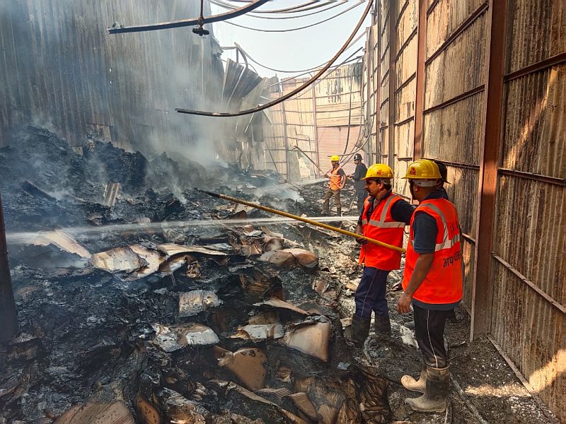 There has been a fire in Godavoon in the Khan compound in Thane | मुंब्रा शिळफाटा येथील खान कंपाउंडमधील गोडावूनला लागलेल्या आगीमध्ये ६ गोडावून खाक