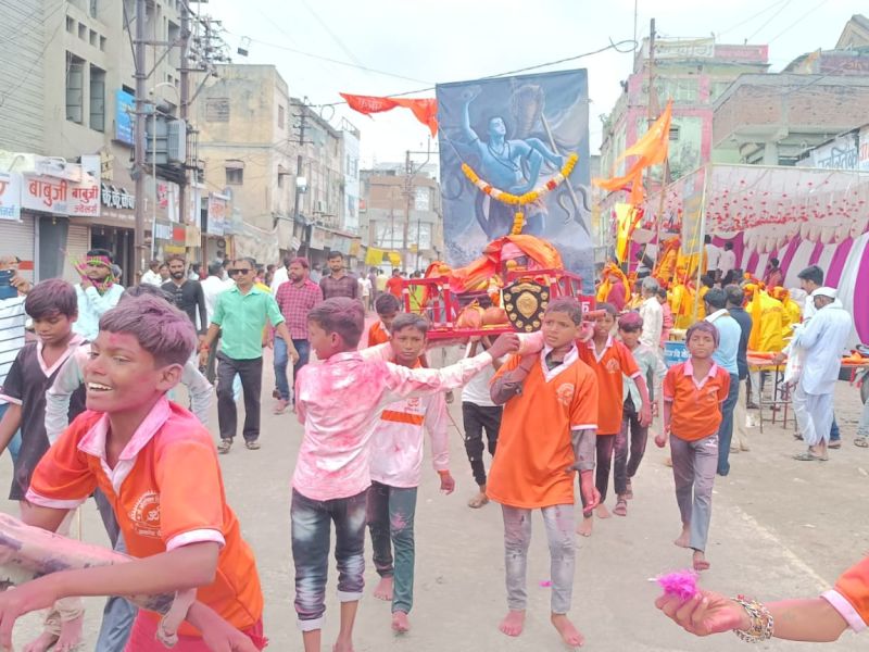 Small Children Kavadhari Shiva Bhakta's attraction to Palakhya devotees | बाल कावडधारी शिवभक्ताच्या पालख्या भाविकांचे आकर्षण