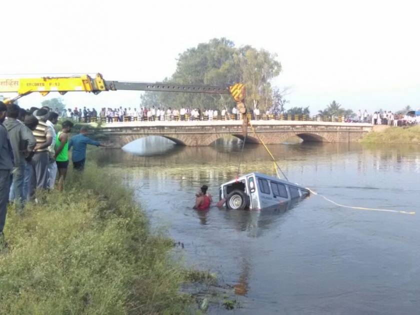 Jeep collapses in Neera canal due to exhaustion; One is trapped in the vehicle | VIDEO - ताबा सुटल्याने जीप कोसळली नीरा कालव्यात; एकजण वाहनात अडकला