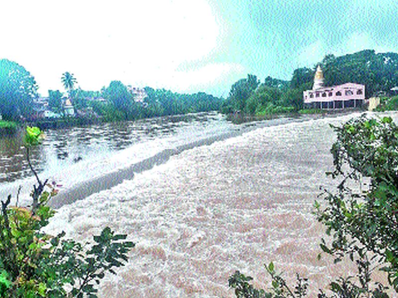 Alert to the banks of river Nira, from the dam | नीरा नदीकाठच्या गावांना अ‍ॅलर्ट, धरणातून विसर्ग