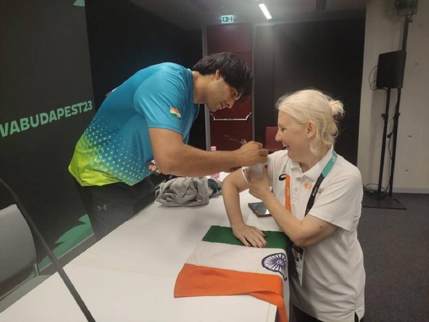 A Hungarian lady wanted Neeraj Chopra's autograph on the Indian flag, Neeraj denied her and said 'I cannot sign it on the flag'. Later he signed it on the lady's tshirt sleeves | नीरज चोप्राकडे हंगेरियन महिलेने तिंरग्यावर मागितला ऑटोग्राफ; 'गोल्डन बॉय'ची मन जिंकणारी कृती
