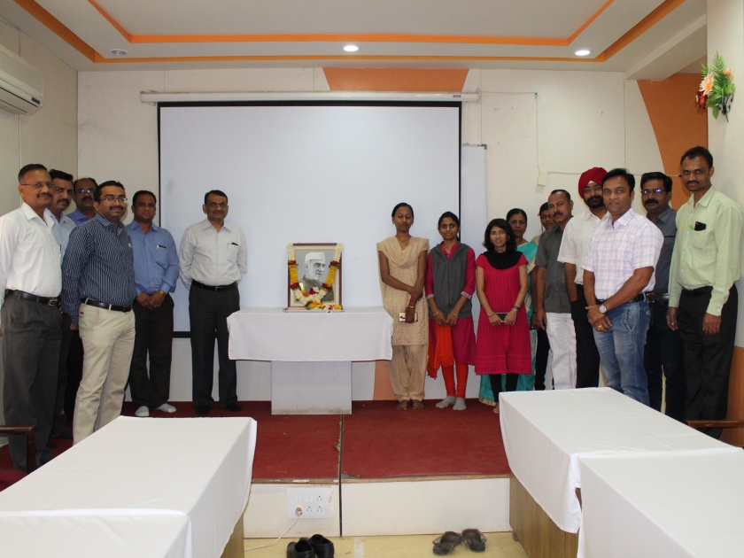 Floral tribute to pandit jawaharlal Nehru at Msedcls Akola zone headquarter | महावितरण अकोला परिमंडळाच्या मुख्यालयात पंडीत जवाहरलाल नेहरुंना आदरांजली