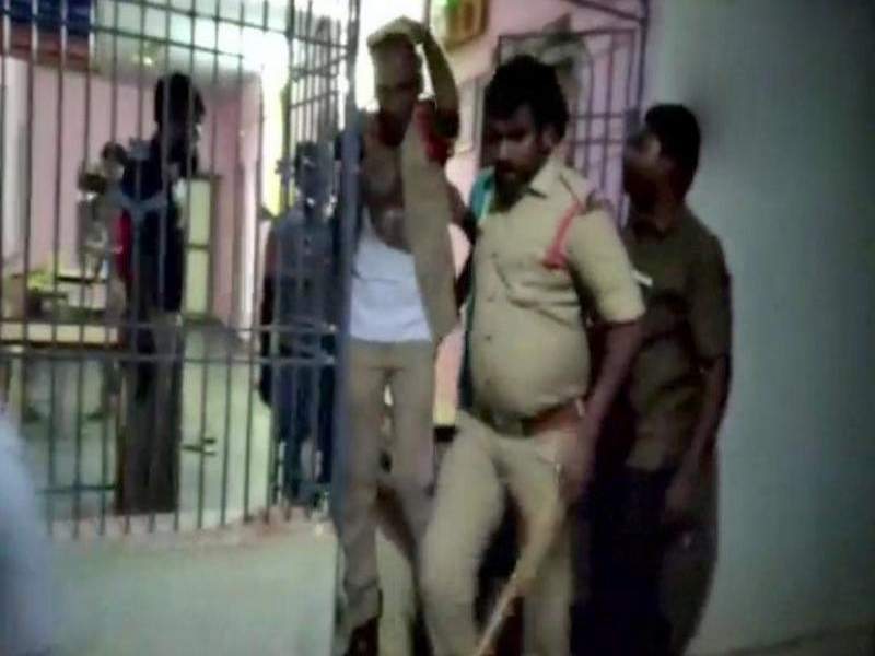 On camera: Andhra policemen beaten up inside police station in Nellore | पोलीस ठाण्यात घुसून जमावाने पोलिसांनाच चोपले