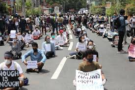 Nepal youth protest on road | नेपाळी तारुण्य रस्त्यावर कित्येक तास ठाण मांडून बसले ! कशासाठी ?