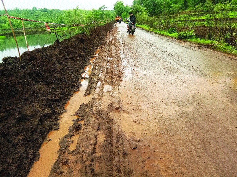 Road muddy by digging sidebars; Barrier to transportation between Neral-Kambal | साइडपट्टी खोदल्याने रस्ता चिखलमय; नेरळ-कळंब दरम्यान वाहतुकीस अडथळा