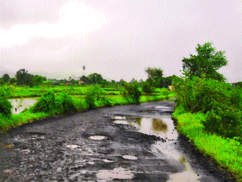 The roads of two and a half crore roads have been carried away by the road, by the road of Byala, the village of Narela | अडीच कोटींच्या रस्त्याची पावसाने दैना,  नेरळ गावच्या बायपास रस्त्याचे डांबर गेले वाहून