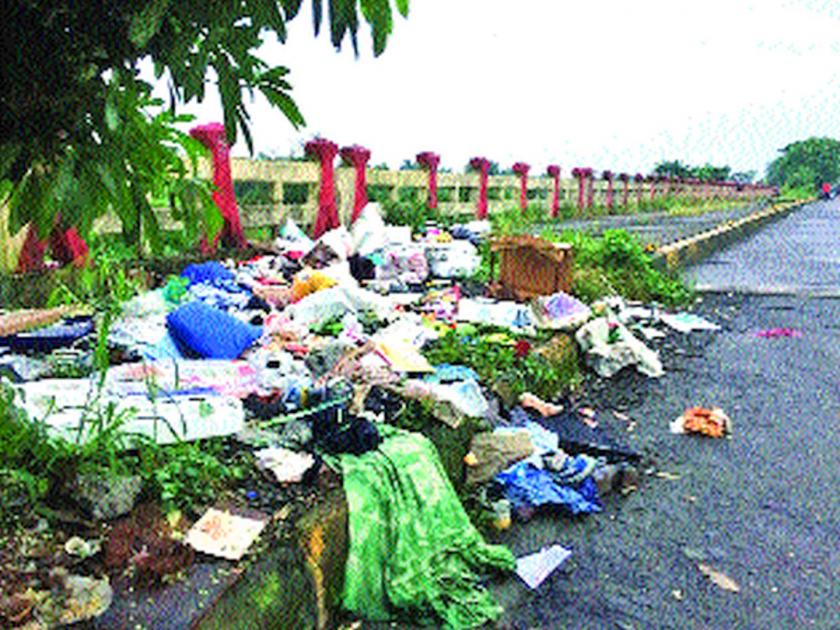 Debris on vacant plots, piles of rubbish; Difficulties in Navi Mumbai | मोकळ्या भूखंडांवर डेब्रिज, कचऱ्याचे ढीग; नवी मुंबईत ठिकठिकाणी अडचणी