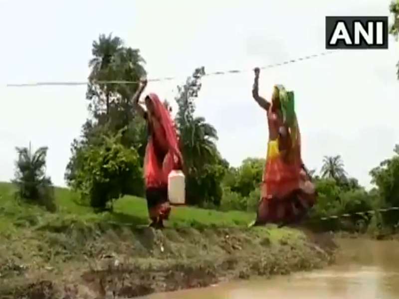  Video: Chandrayaan-2 In a country that is struggling to reach the village women of Sonkach Tehsheel in madhya pradesh | Video : 'चांद्रयान-2' झेपावणाऱ्या देशात, गावी पोहोचण्यासाठी दोरीवरची कसरत 