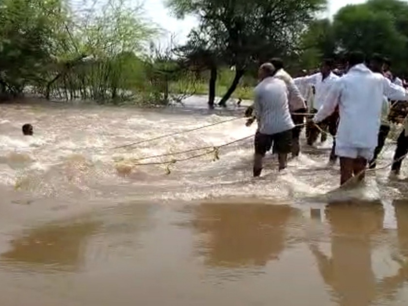 in ahmednagar Villagers rescues youth trapped in flood | VIDEO: पुरात वाहून जाणाऱ्या तरुणाला ग्रामस्थांनी वाचवलं; सुटकेचा थरार कॅमेऱ्यात कैद 