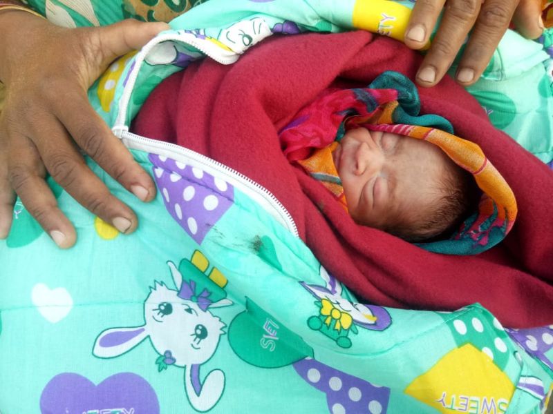 Pune : New born baby found on Khandoba temple's steps | खंडोबा मंदिराच्या पायरीवर आढळले 4 तासांपूर्वी जन्मलेलं बाळ